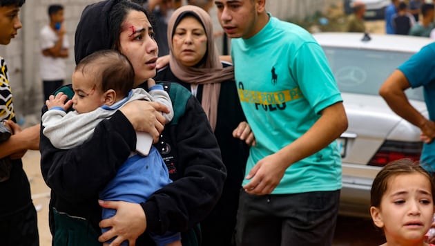 Österreichs Regierung hat beschlossen, fünf Millionen Euro an die palästinensische Zivilbevölkerung (Bild) zu zahlen. (Bild: MOHAMMED ABED / AFP)