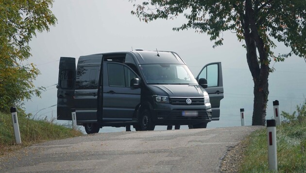 Ein Fahrzeug der Spurensicherung am Tatort im Bezirk Krems (Bild: APA/DOKU-NIEDERÖSTERREICH)