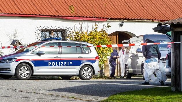 Polizeieinsatz am Reiterhof in Aschen (Bild: Klaus Schindler, Krone KREATIV)