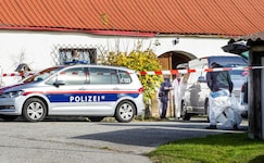 Derzeit läuft eine groß angelegte Fahndung nach dem Verdächtigen, der die Reitstallbesitzerin mit einer Schusswaffe getötet haben soll. (Bild: Klaus Schindler, Krone KREATIV)