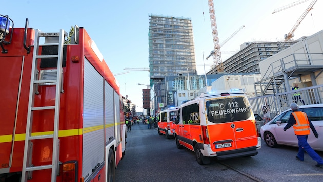 Die Großbaustelle wurde evakuiert - die Feuerwehr rückte mit zahlreichen Einsatzkräften an den Unfallort. (Bild: APA/dpa/Bodo Marks)