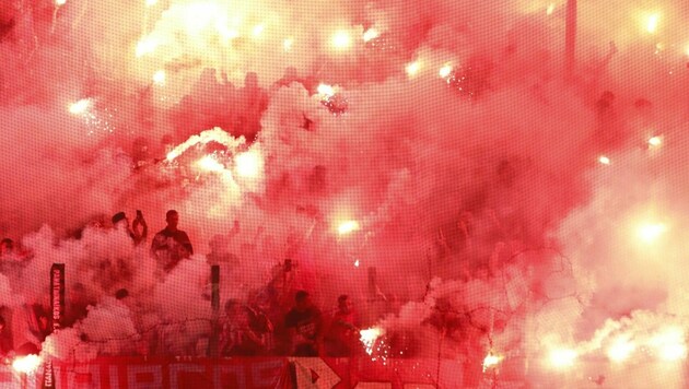 Pyro-Exzesse und Ausschreitungen nehmen im Fußball leider zu (Bild: IMAGO/Panagiotis Moschandreou)