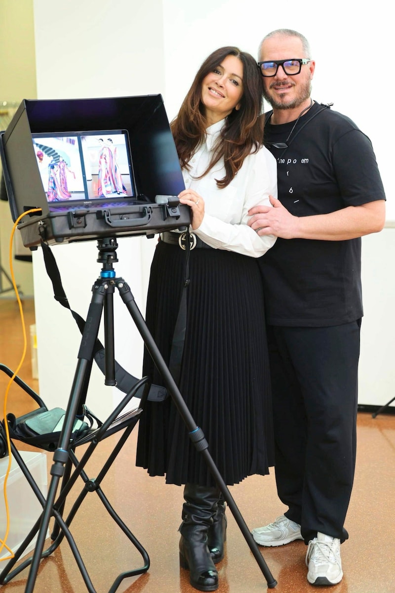 Wolfgang Reichl und Modefotografin Olga Rubio Dalmau sind dafür zuständig, die ausladenden Kleider gebührend in Szene zu setzen. (Bild: Starpix/ Alexander TUMA)