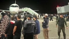 Menschen rufen am Abend des 30. Oktobers auf einem Flugplatz des Airports Machatschkala antisemitische Parolen. (Bild: ASSOCIATED PRESS)