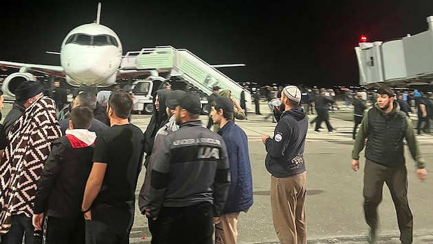 Menschen rufen am Abend des 30. Oktobers auf einem Flugplatz des Airports Machatschkala antisemitische Parolen. (Bild: ASSOCIATED PRESS)