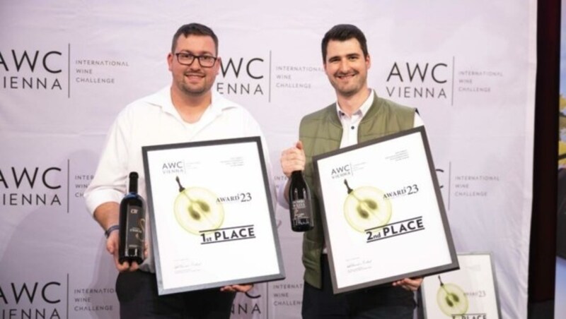 Johannes E.F. Strudler und Michael Dombi freuen sich über ihre Auszeichnungen. (Bild: Philipp Schwertberger für AWC VIENNA – INTERNATIONAL WINE CHALLENGE)