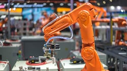 Vom Be- und Entladen von Maschinen bis hin zur sogenannten Vereinzelung von Schüttgut: ROWA verhalf kleinen Betrieben zum Einsatz von Robotertechnologien. (Bild: THINK b - stock.adobe.com)