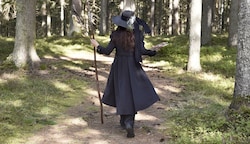 Verkleidet als Hexe führt Christina Hoffmann-Prodinger durch den Wald am Passeggen und erzählt die Geschichte der ermordeten Lungauer. (Bild: Holitzky Roland)
