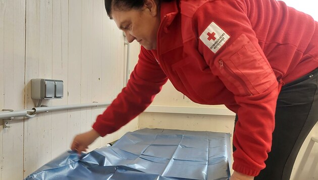 Die Rotkreuz-Mitarbeiter haben in Innsbruk die Betten vorbereitet. (Bild: Rotes Kreuz Innsbruck / Magdalena Kandler)