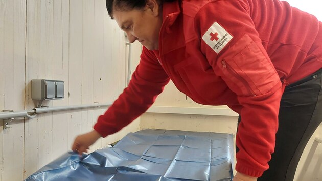 Die Rotkreuz-Mitarbeiter haben in Innsbruk die Betten vorbereitet.