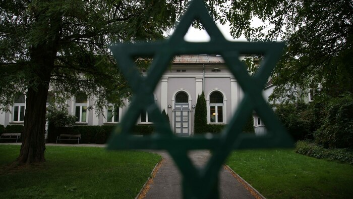 Die Synagoge wird von der Polizei bereits verstärkt bewacht.