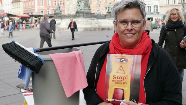 Nicht die Arbeit wäre schmutzig, „jedoch die Branche“, betonte Reinigungskraft Klaudia Pinget bei einer Aktion der Gewerkschaft am Montag in Graz. (Bild: Pail Sepp)