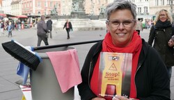 Nicht die Arbeit wäre schmutzig, „jedoch die Branche“, betonte Reinigungskraft Klaudia Pinget bei einer Aktion der Gewerkschaft am Montag in Graz. (Bild: Pail Sepp)