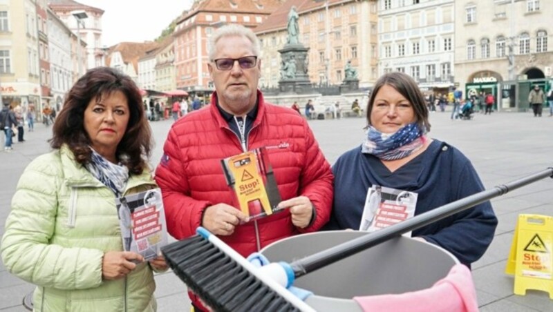 Sabine Kahr, Horst Schachner und Sylivia Gassner (v. li.) von der Gewerkschaft vida zeigten am Montag in Graz Verstöße gegen das Arbeitsrecht in der Reinigungsbranche auf. (Bild: Pail Sepp)