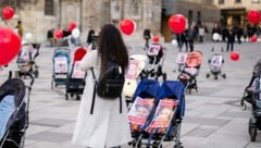 Am Montag erinnerten Kinderwagen auf dem Wiener Stephansplatz an verschleppte Geiseln unter 18 Jahren. (Bild: APA/Georg Hochmuth)