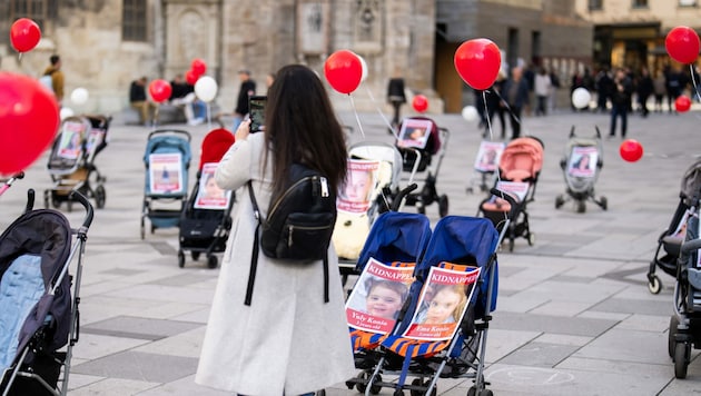 Am Montag erinnerten Kinderwagen auf dem Wiener Stephansplatz an verschleppte Geiseln unter 18 Jahren. (Bild: APA/Georg Hochmuth)