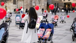 Am Montag erinnerten Kinderwagen auf dem Wiener Stephansplatz an verschleppte Geiseln unter 18 Jahren. (Bild: APA/Georg Hochmuth)