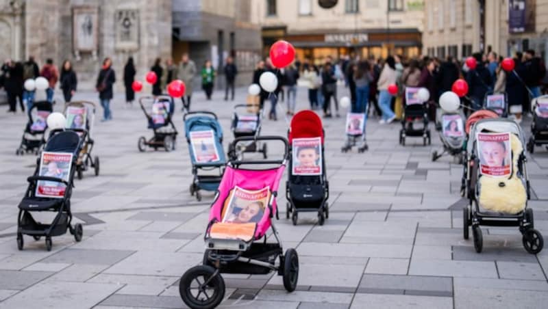 Die 36 Kinderwagen waren mit Vermisstenanzeigen und Ballons ausgestattet. (Bild: APA/Georg Hochmuth)