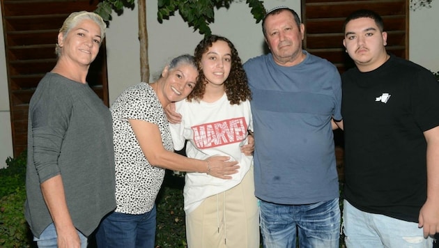 Ori Megidish (Mitte) wurde von der Hamas bei den Terror-Überfällen am 7. Oktober entführt. Nun befindet sie sich wieder im Kreis ihrer Familie. (Bild: twitter.com/IDF)