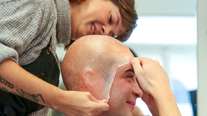 Aaron Röll ließ sich von Maskenbildnerin Julia Hanghofer schaurig verwandeln.