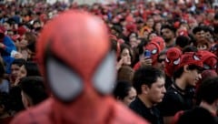 In Buenos Aires haben sich am Sonntag (Ortszeit) geschätzt tausend Menschen als Spider-Man verkleidet und versammelt. (Bild: AP)