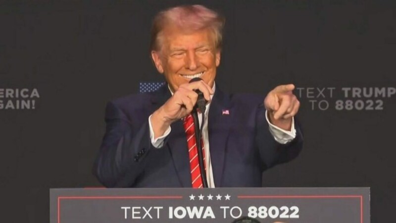 Ex-Präsident Donald Trump ist bei einem Wahlkampfauftritt im US-Bundesstaat Iowa ein peinlicher Patzer unterlaufen. (Bild: kameraOne (Screenshot))