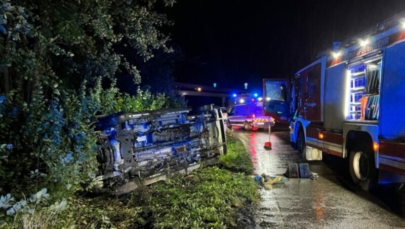 Das Rettungsauto wurde von der Innsbrucker Berufsfeuerwehr geborgen. (Bild: Rotes Kreuz Innsbruck)