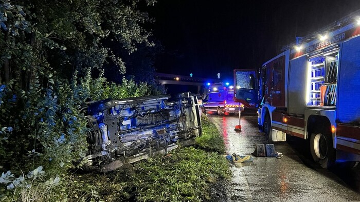 Das Rettungsauto wurde von der Innsbrucker Berufsfeuerwehr geborgen.