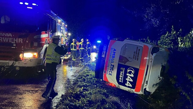 Das Rettungsauto kam in der angrenzenden Böschung auf der Seite liegend zum Stillstand. (Bild: Rotes Kreuz Innsbruck)
