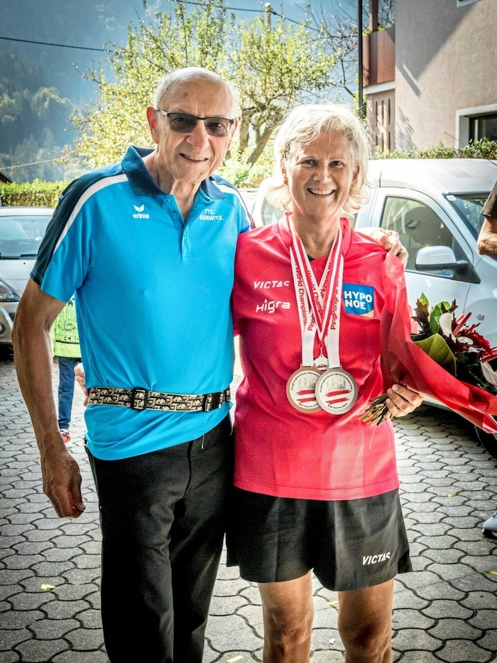 Mit Trainer Arnold Barounig freut sich Agnes Jan (59) über ihre beiden WM-Medaillen im ...