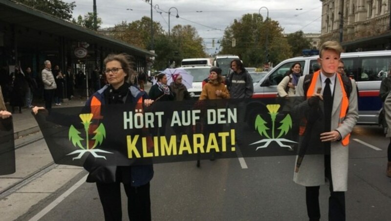 Mit Masken verkleidet blockierten Klimaaktivisten erneut den Wiener Ring. (Bild: Letzte Generation AT)