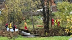 Die Leiche der Seniorin wurde Dienstagfrüh in Mariastein entdeckt und von Einsatzkräften geborgen. (Bild: zoom.tirol)