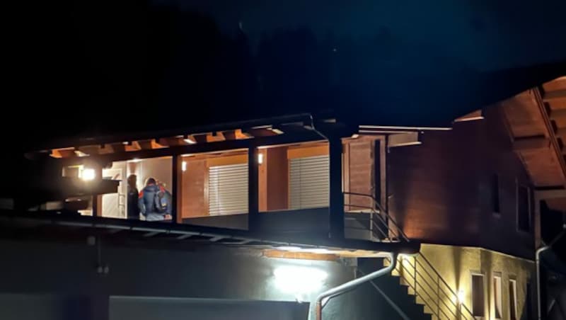 Ermittler vom LKA Tirol in der Wohnung, in der es zur Bluttat kam. (Bild: zoom.tirol)