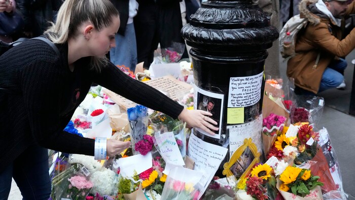 Fans legten vor dem „Friends“-Haus in New York Blumen und Botschaften für Matthew Perry ab.