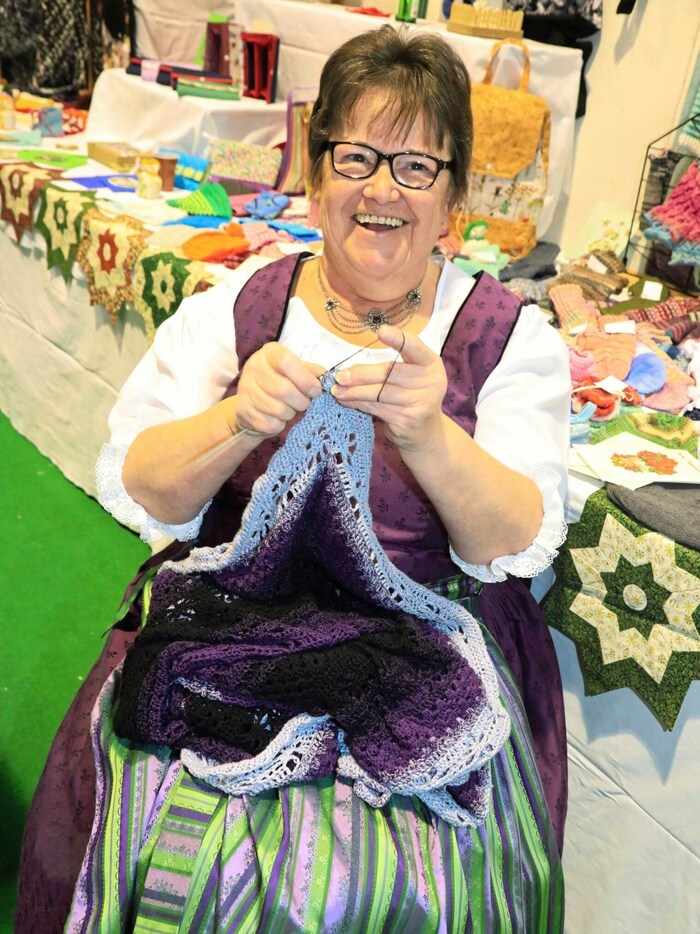 Genäht, gestrickt, gehäkelt wird im Brauchtumsdorf: Weihnachtsgeschenke überall! Die Stimmung bei den handarbeitenden Frauen und bummelnden Besuchern gleicht wahrlich dem fröhlichen Treiben auf einem belebten Dorfplatz.