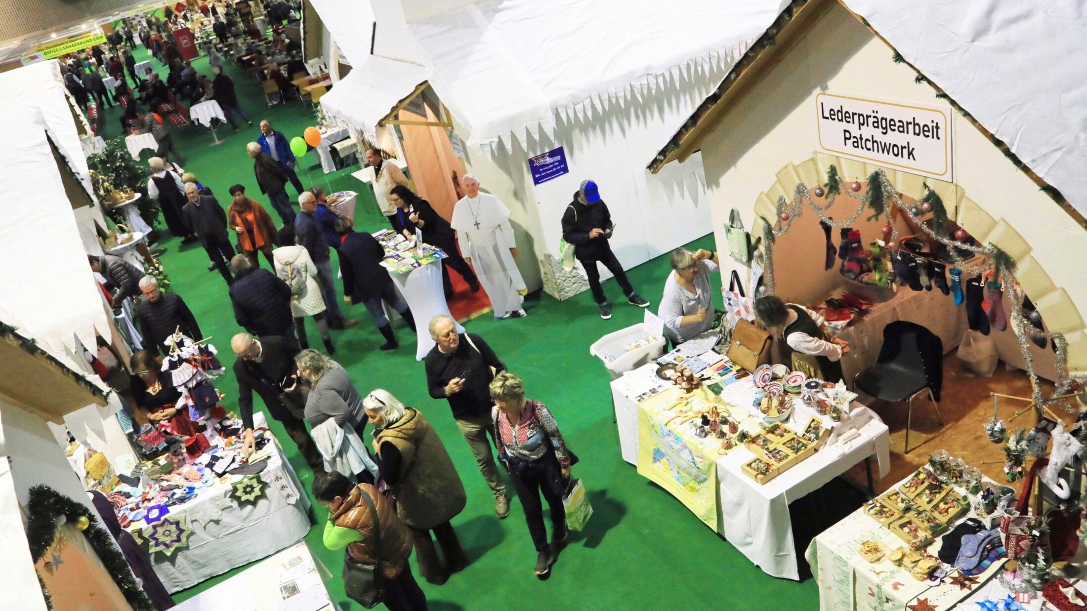 Handarbeiten, Traditionen, Musik und gute Laune prägen das winterliche Brauchtumsdorf in der Messehalle 4. (Bild: Rojsek-Wiedergut Uta) Handarbeiten, Traditionen, Musik und gute Laune prägen das winterliche Brauchtumsdorf in der Messehalle 4. (Bild: Rojsek-Wiedergut Uta)