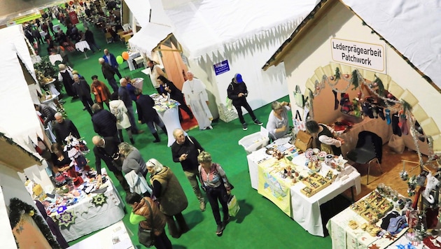 Auf der Brauchtumsmesse wurden die Botschafter der Volkskultur geehrt: 13 Kärntnerinnen und Kärntner, die sich besonders für den Erhalt der Traditionen einsetzen. (Bild: Rojsek-Wiedergut Uta)