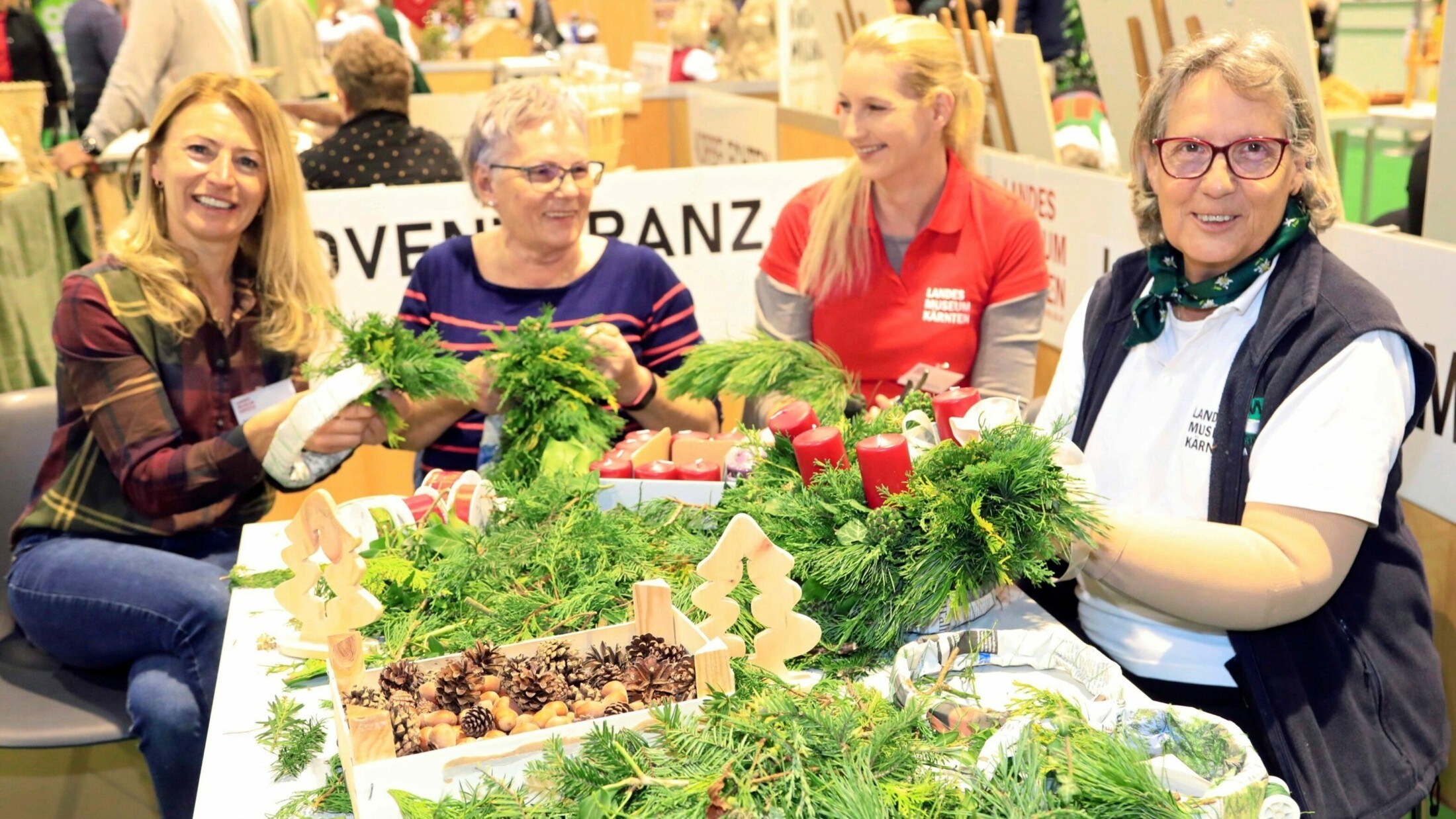 Das Adventkranzbinden mit den Vermittlern und Vermittlerinnen des Kärnten Museums ist schon eine lieb gewonnene Tradition auf der dreitägigen Brauchtumsmesse. (Bild: Rojsek-Wiedergut Uta) Das Adventkranzbinden mit den Vermittlern und Vermittlerinnen des Kärnten Museums ist schon eine lieb gewonnene Tradition auf der dreitägigen Brauchtumsmesse. (Bild: Rojsek-Wiedergut Uta)