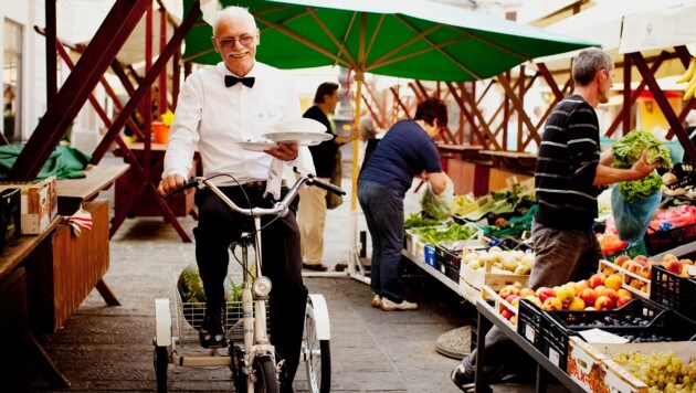 Frisch auf den Tisch: Oft erhält man von freundlichen Marktverkäufern auch das passende Rezept. (Bild: slovenia.info)