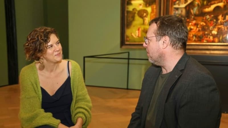 Christina Seebacher und Stefan Musil vor dem „Weltgerichts-Triptychon“ von H. Bosch (Bild: Zwefo)