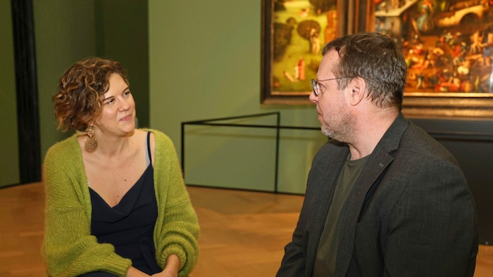 Christina Seebacher und Stefan Musil vor dem „Weltgerichts-Triptychon“ von H. Bosch