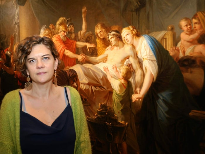 Christina Seebacher vor Fügers „Tod des Germanicus“ in Gemäldegalerie der Akademie