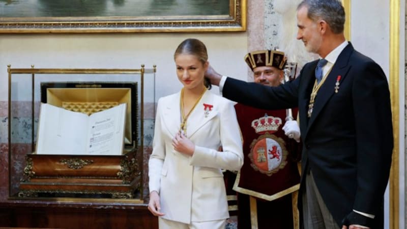 Stolzer Papa: Felipe wich seiner Tochter Leonor an diesem wichtigen Tag nicht von der Seite. (Bild: APA/Andres BALLESTEROS / POOL / AFP)