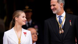 Kronprinzessin Leonor ist 18 und legte den Verfassungseid ab. Papa König Felipe war sichtlich stolz auf seine Tochter. (Bild: APA/AP Photo/Manu Fernandez)