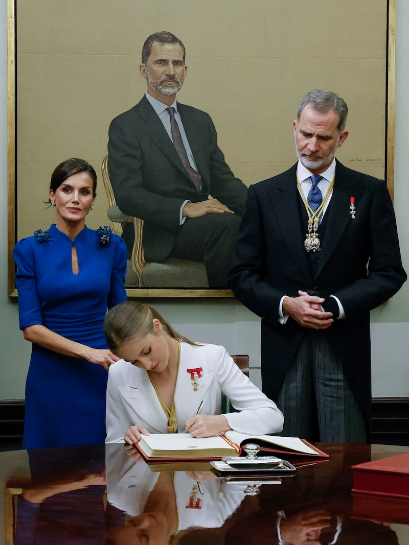 Kronprinzessin Leonor wird einmal König Felipe nachfolgen. Am Dienstag hatte dieser ein wachsames Auge auf seine Tochter. (Bild: APA/AFP/POOL/Andres BALLESTEROS)