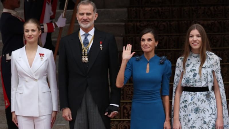 König Felipe, Königin Letizia und Prinzessin Sofia feierten mit. (Bild: APA/AFP/Pierre-Philippe MARCOU)