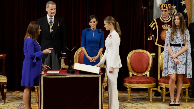 Sichtlich stolz waren Felipe und Letizia auf ihre älteste Tochter Prinzessin Leonor. (Bild: APA/AFP/POOL/Andres BALLESTEROS)