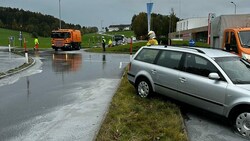 Bei rutschiger Fahrbahn verlor die Lenkerin die Kontrolle über ihr Auto. (Bild: Freiwillige Feuerwehr Obertrum)