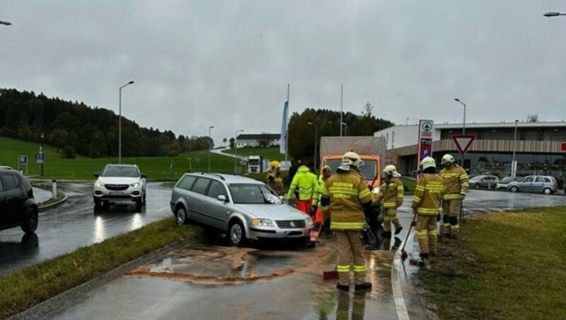 Die Lenkerin verlor die Kontrolle über ihr Auto. (Bild: Freiwillige Feuerwehr Obertrum)