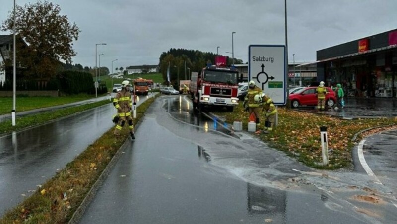 Die Feuerwehr war mit vier Fahrzeugen im Einsatz. (Bild: Freiwillige Feuerwehr Obertrum)